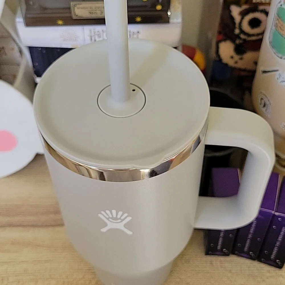 Hydroflask 32oz Tumbler - Picture 5 of 6